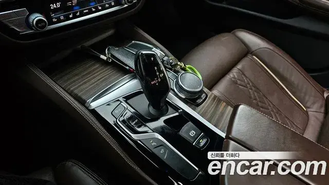 BMW 5 Series 2019 — Photo 8/35