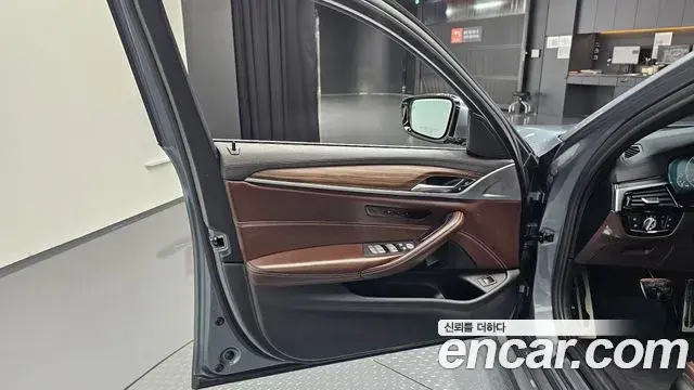 BMW 5 Series 2019 — Photo 25/35