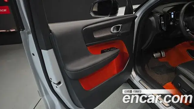 Volvo XC40 2021 — Şəkil 25/30