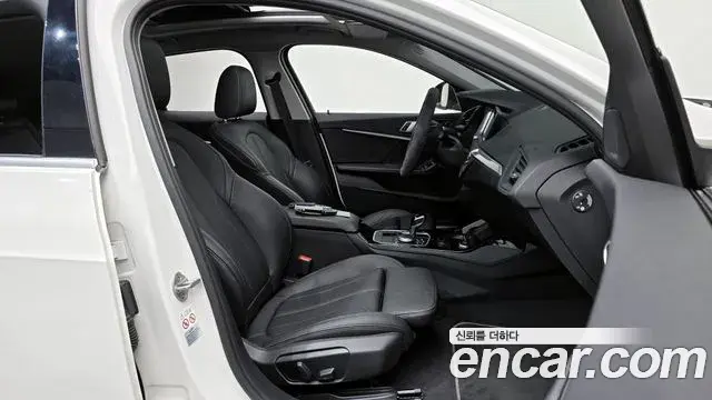 BMW 1 Series 2022 — Photo 28/30