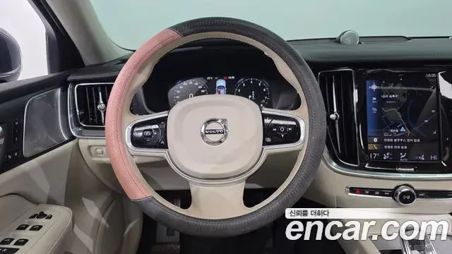 Volvo S60 2021 — Photo 3/31