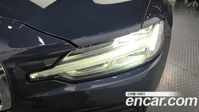 Volvo S60 2021 — Photo 17/31