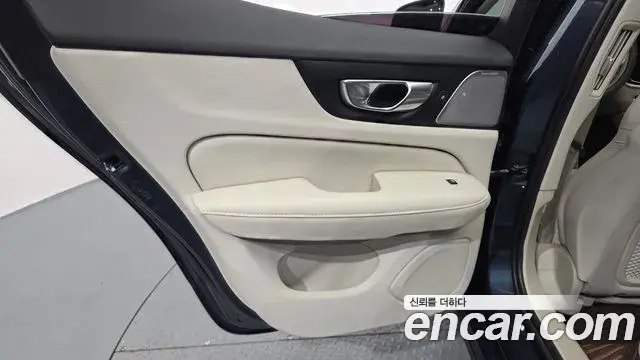 Volvo S60 2021 — Photo 2/31