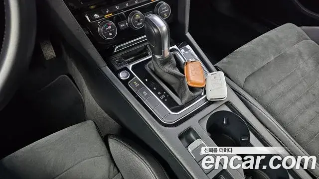 Volkswagen Passat GT 2018 — Şəkil 29/31