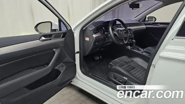 Volkswagen Passat GT 2018 — Şəkil 24/31