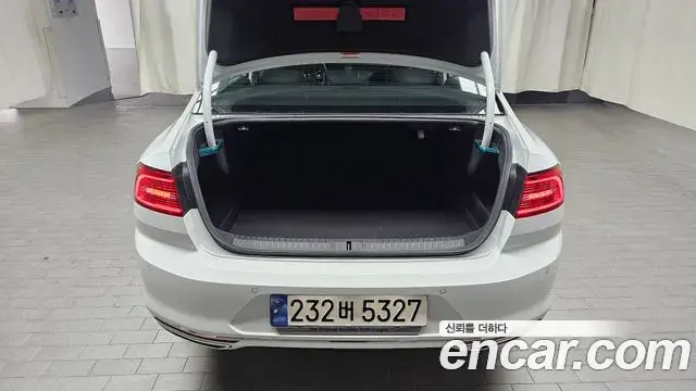 Volkswagen Passat GT 2018 — Şəkil 13/31