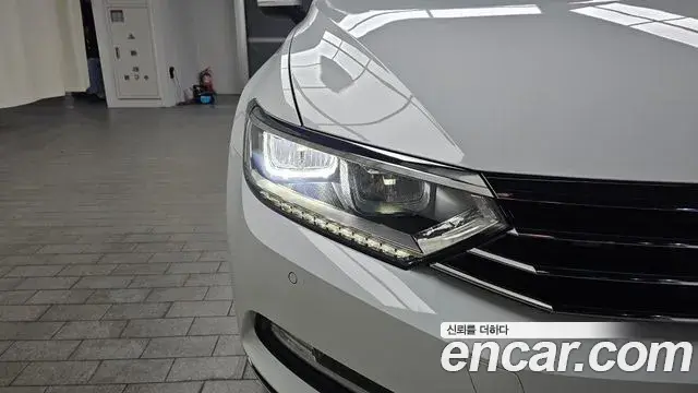 Volkswagen Passat GT 2018 — Şəkil 16/31