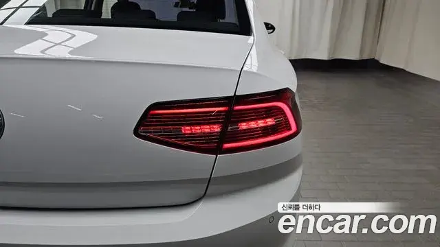 Volkswagen Passat GT 2018 — Şəkil 8/31