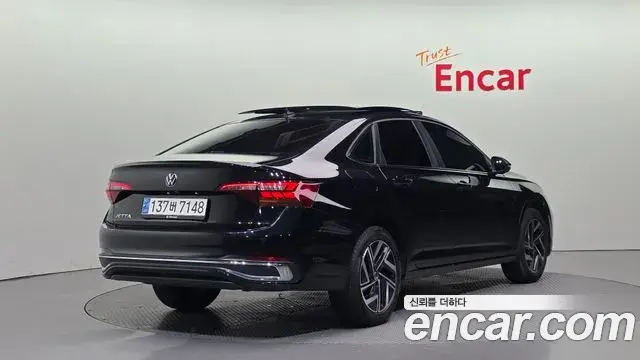 Volkswagen Jetta 2023 — Şəkil 8/34