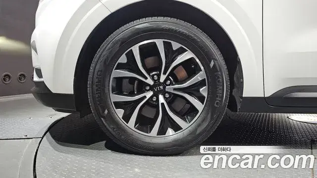 Kia Carnival 2020 — ფოტო 3/20