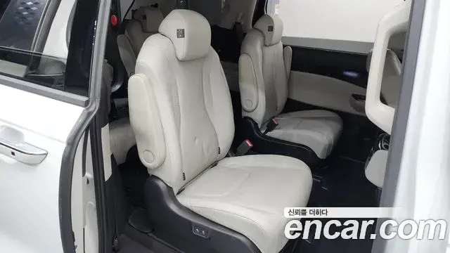 Kia Carnival 2023 — Фото 12/20