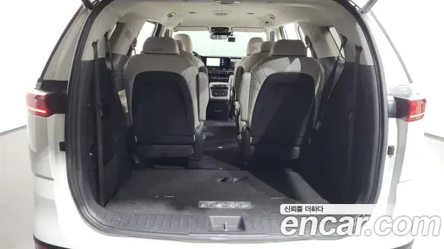 Kia Carnival 2023 — ფოტო 21/35