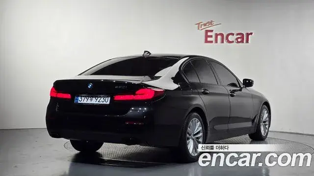 BMW 5 Series 2022 — Şəkil 21/33