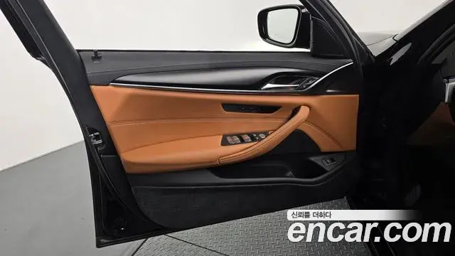 BMW 5 Series 2022 — Şəkil 16/33