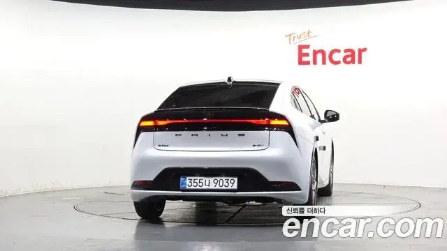 Toyota Prius 2025 — ფოტო 8/31