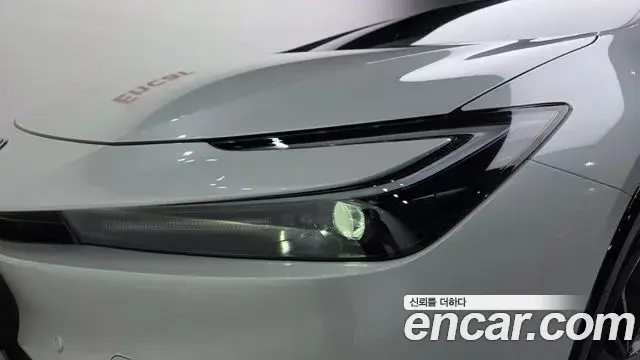 Toyota Prius 2025 — ფოტო 10/31