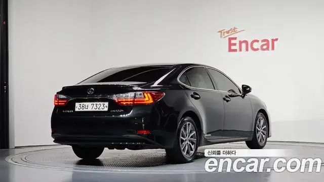 Lexus ES300h 2018 — ფოტო 7/20