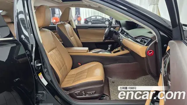 Lexus ES300h 2018 — ფოტო 8/20