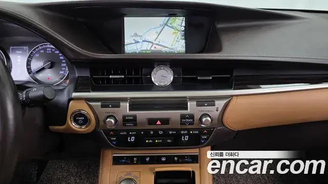 Lexus ES300h 2018 — ფოტო 18/20