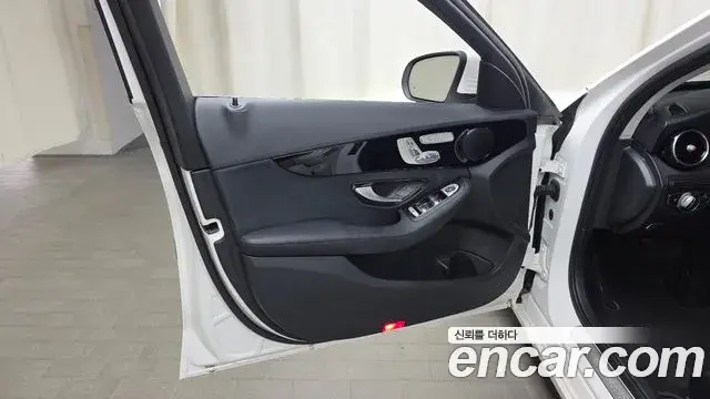 Mercedes-Benz C-Class 2019 — ფოტო 17/31