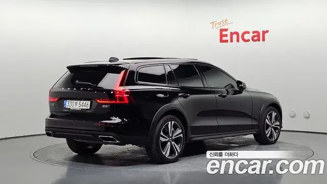 Volvo V60 Cross Country 2021 — Photo 28/34