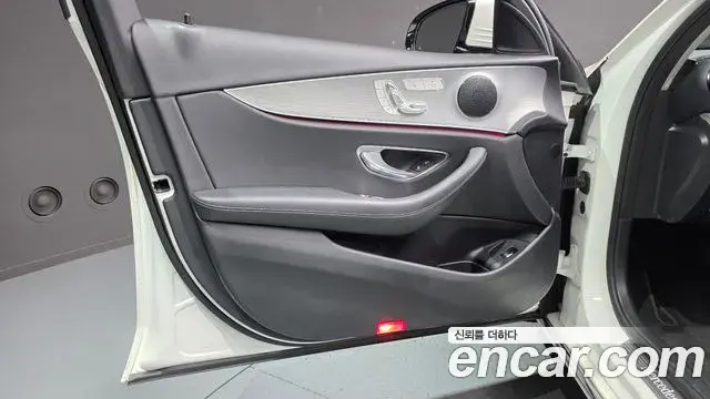Mercedes-Benz E-Class 2018 — Photo 28/30