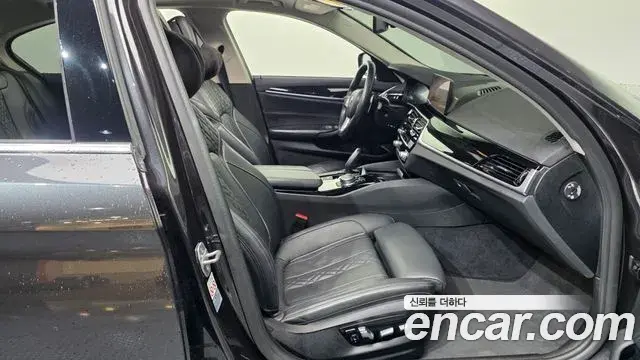 BMW 5 Series 2019 — Фото 11/20