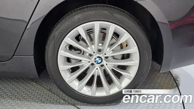 BMW 5 Series 2019 — ფოტო 8/37