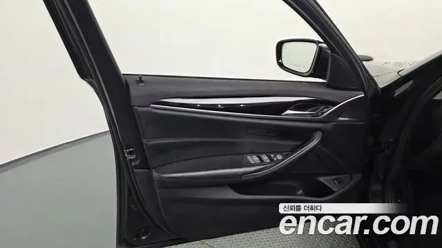 BMW 5 Series 2019 — ფოტო 4/37