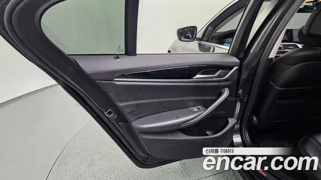 BMW 5 Series 2019 — ფოტო 13/37