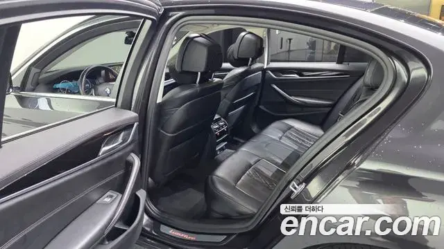 BMW 5 Series 2019 — ფოტო 14/37