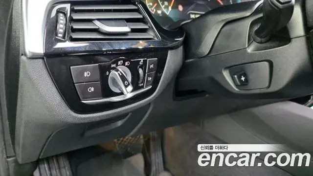 BMW 5 Series 2019 — ფოტო 19/37