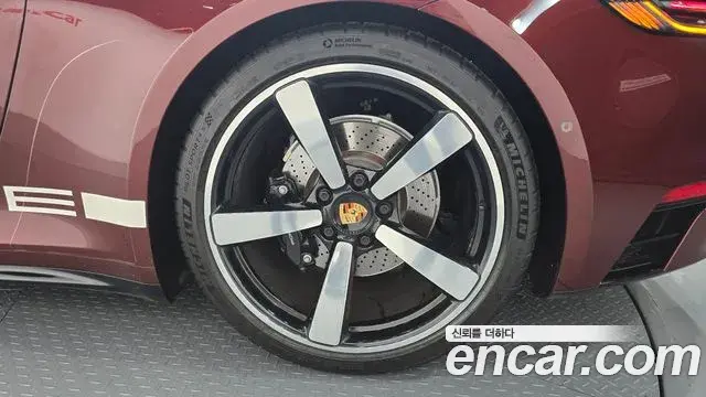 Porsche 911 2021 — ფოტო 22/31