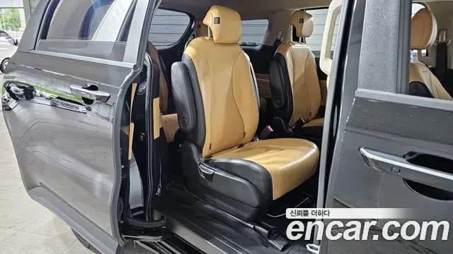 Kia Carnival 2023 — Фото 12/20