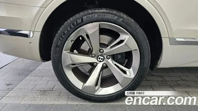 Bentley Bentayga 2018 — Şəkil 5/20