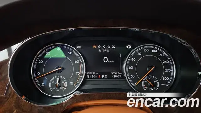 Bentley Bentayga 2018 — Şəkil 7/20