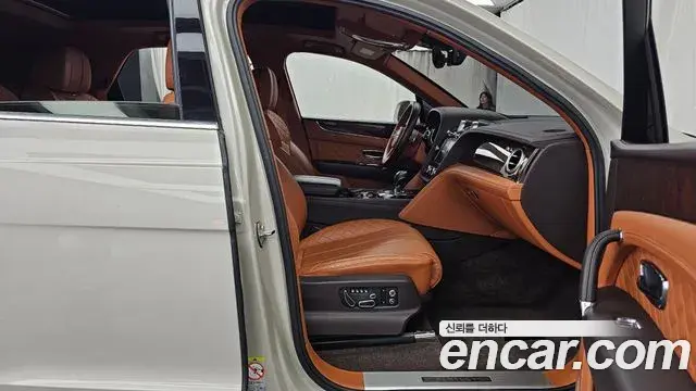 Bentley Bentayga 2018 — Şəkil 13/20