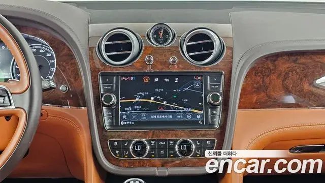 Bentley Bentayga 2018 — Şəkil 3/20