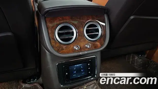Bentley Bentayga 2018 — Şəkil 12/20