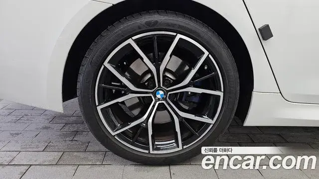 BMW 5 Series 2023 — Photo 22/31
