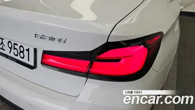 BMW 5 Series 2023 — Photo 27/31