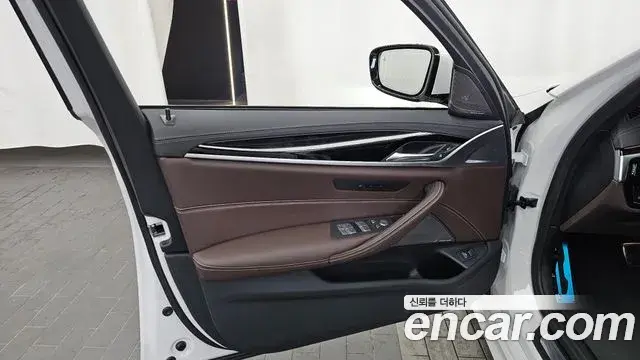 BMW 5 Series 2023 — Photo 10/31