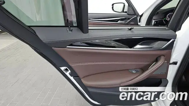 BMW 5 Series 2023 — Photo 23/31