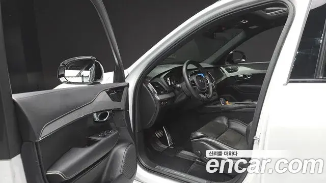 Volvo XC90 2021 — Photo 18/20