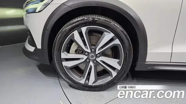 Volvo V60 Cross Country 2019 — Photo 12/34