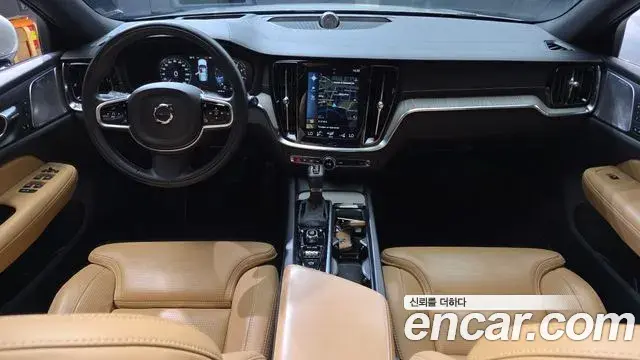Volvo V60 Cross Country 2019 — Photo 1/34