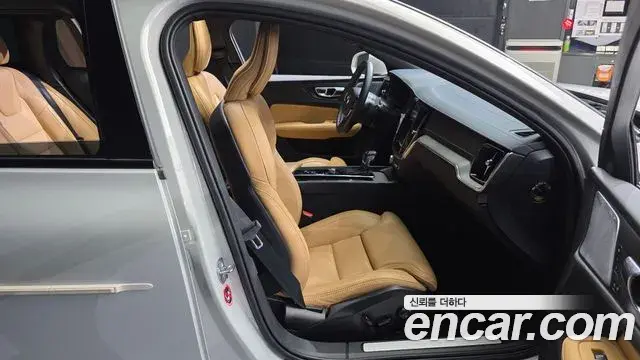 Volvo V60 Cross Country 2019 — Photo 4/34