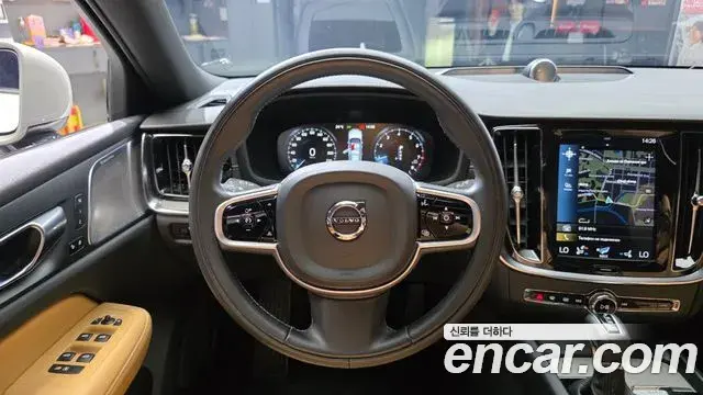 Volvo V60 Cross Country 2019 — Photo 27/34