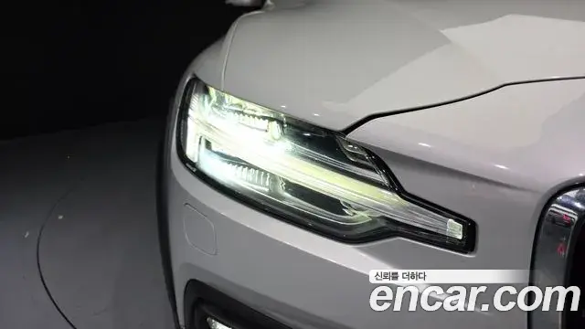 Volvo V60 Cross Country 2019 — Photo 31/34