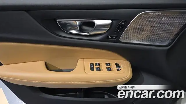 Volvo V60 Cross Country 2019 — Photo 16/34